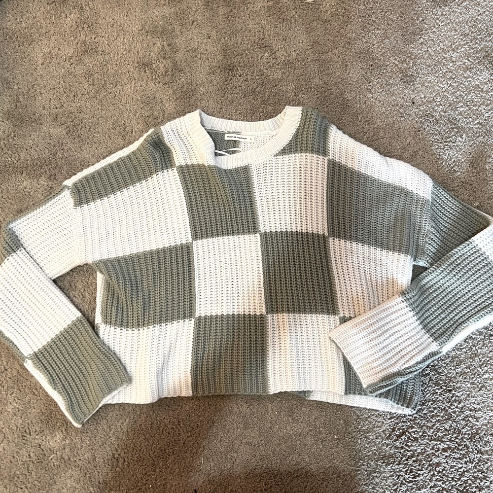 Moon & Madison Juniors Cropped Sweater Size L